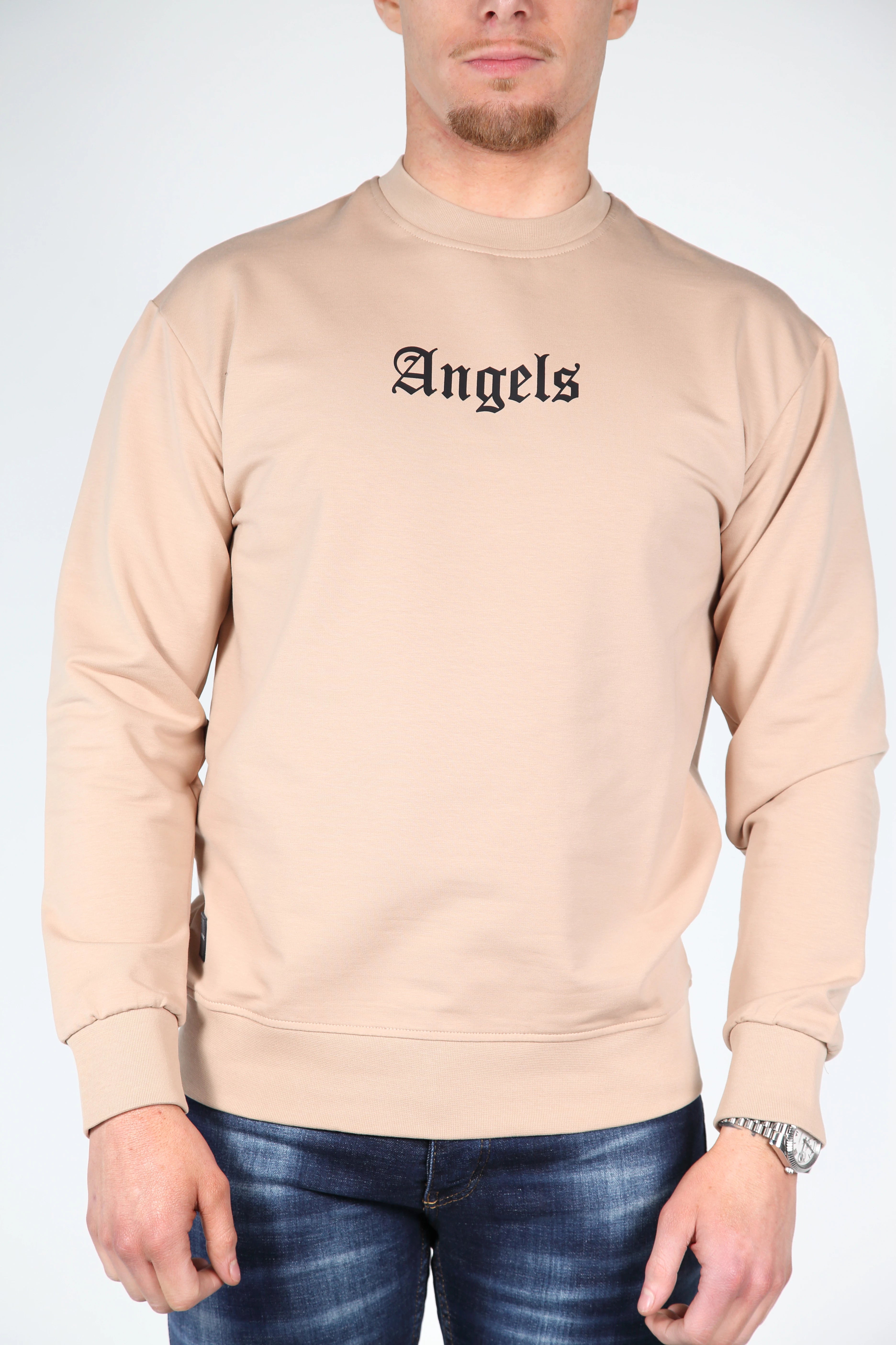 Angeli neri del maglione beige