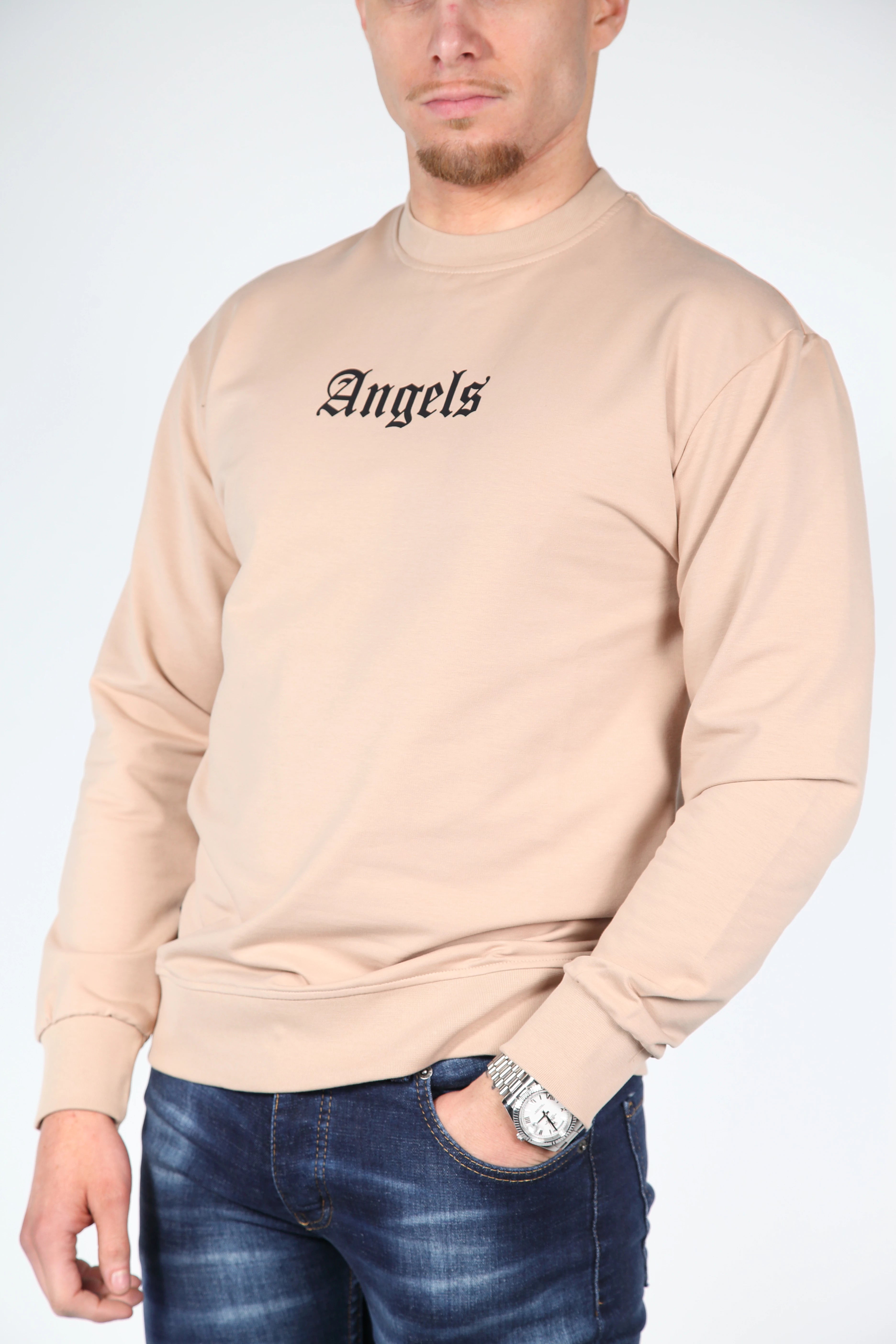 Angeli neri del maglione beige