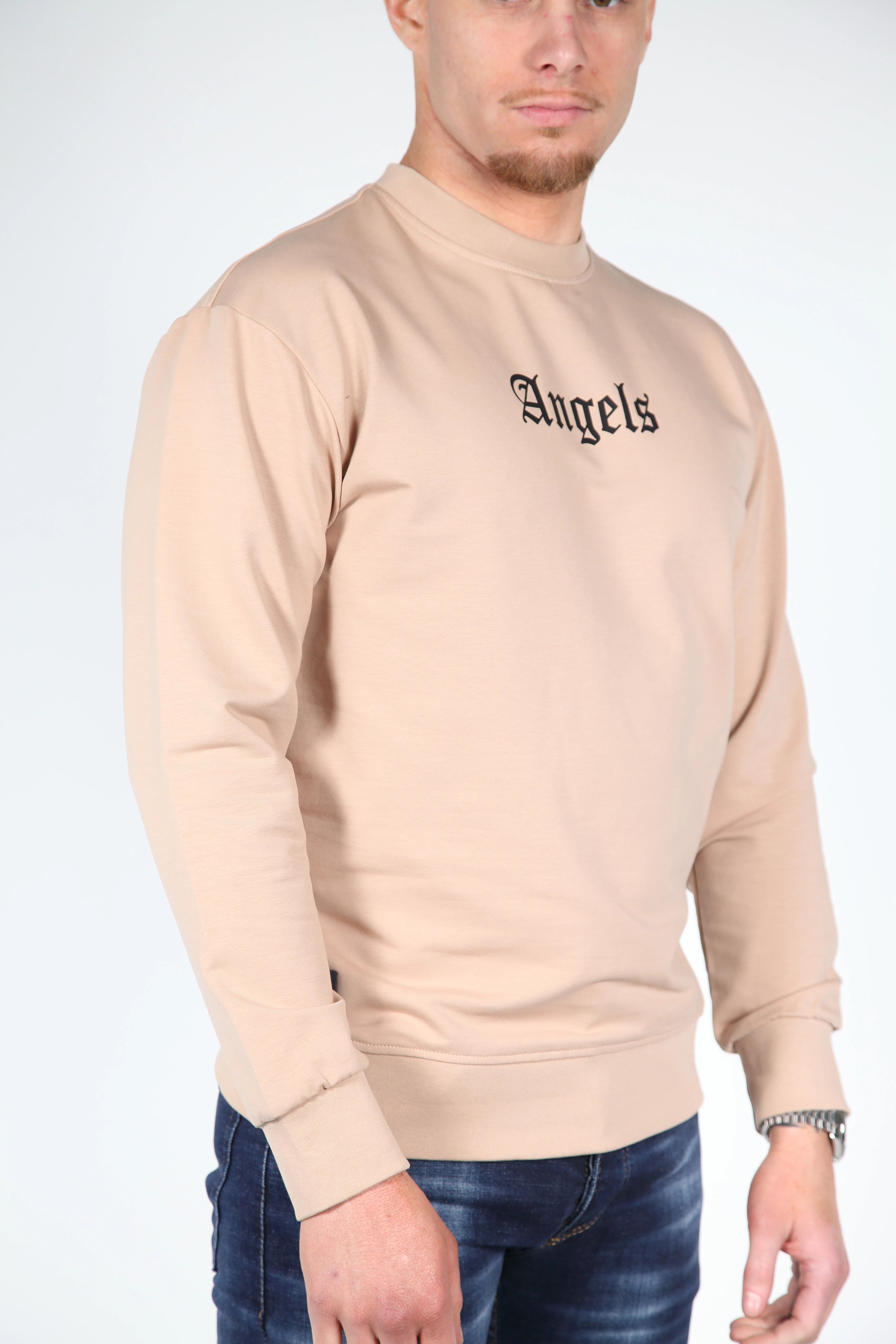 Angeli neri del maglione beige
