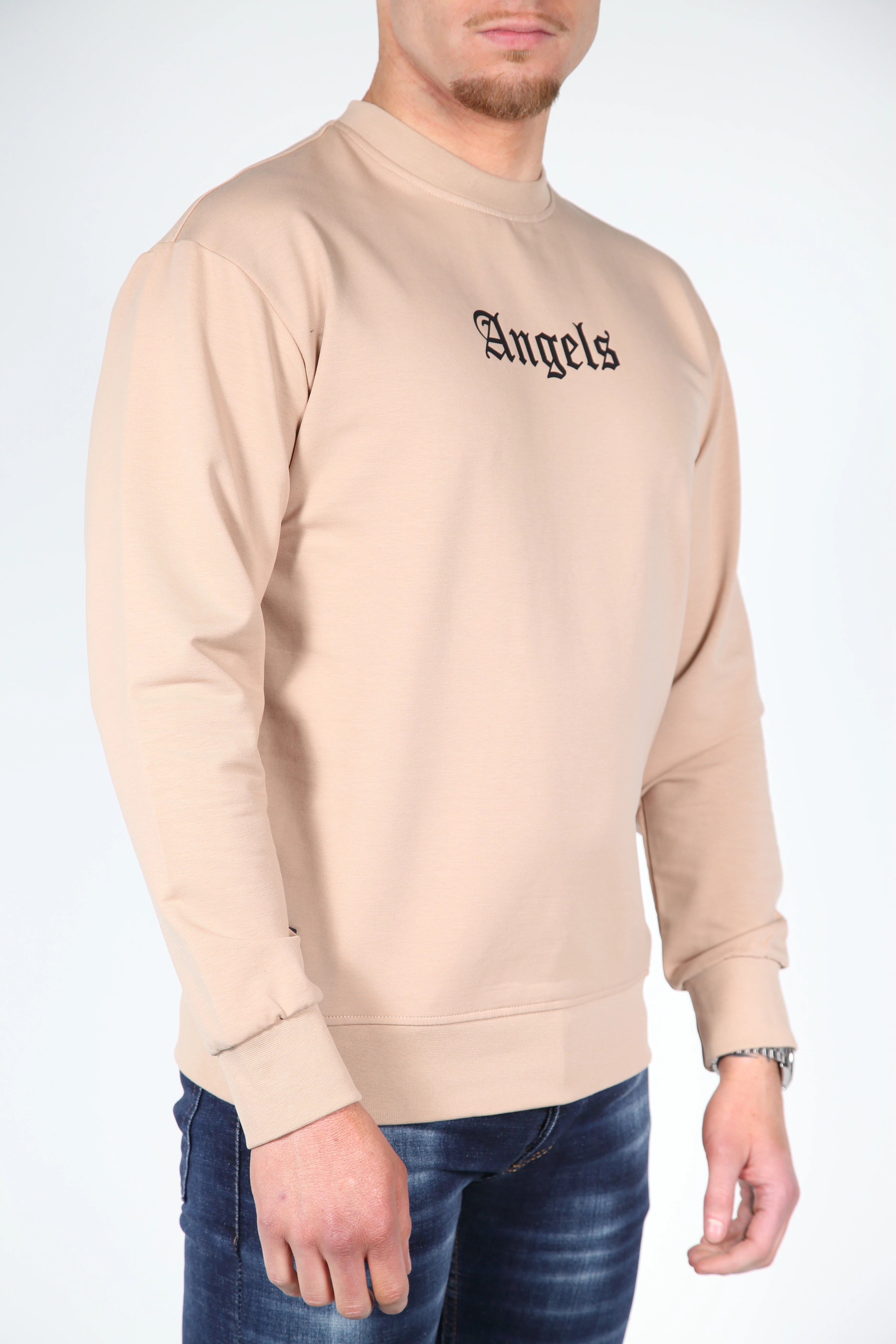 Angeli neri del maglione beige