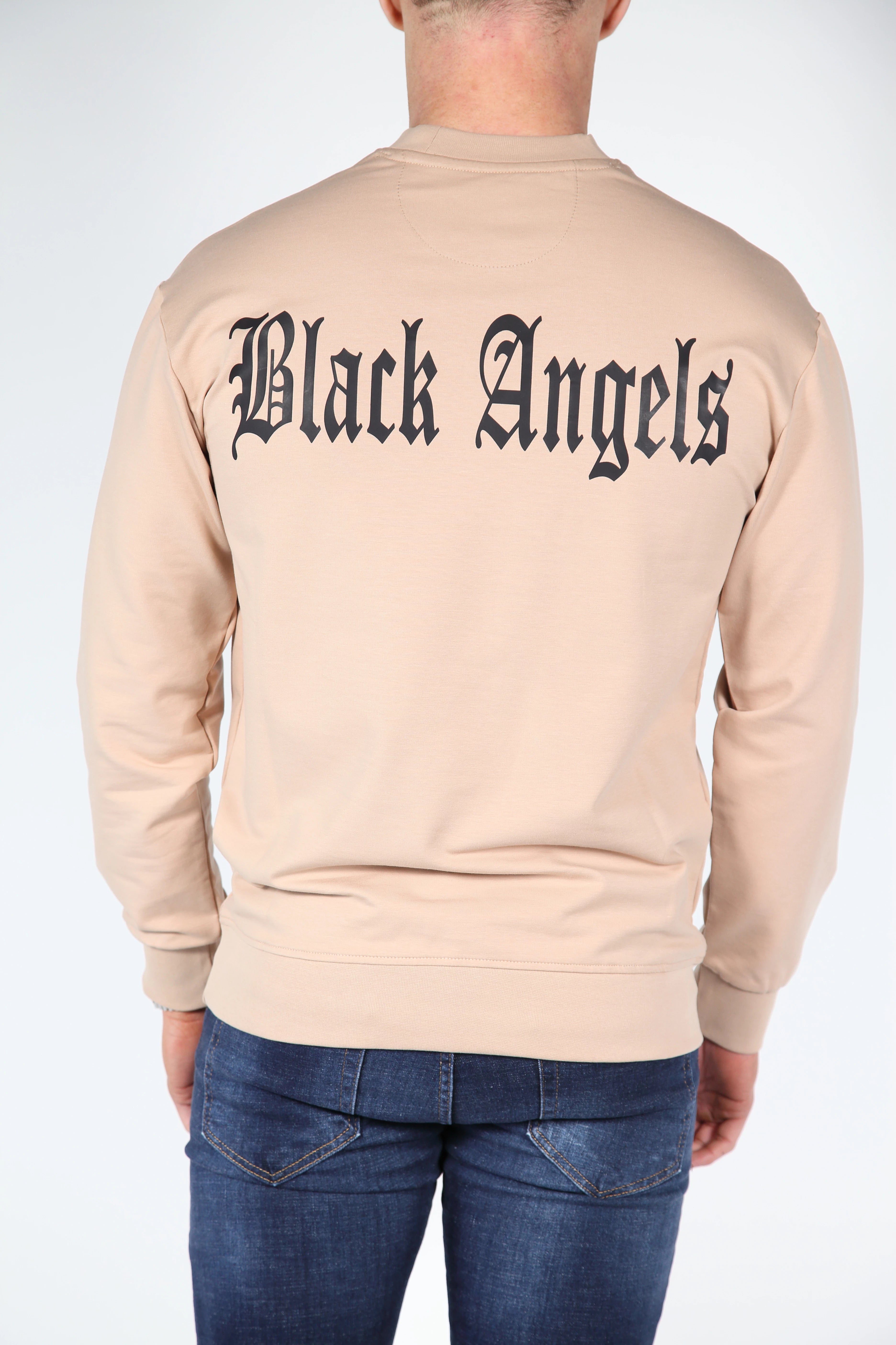 Angeli neri del maglione beige