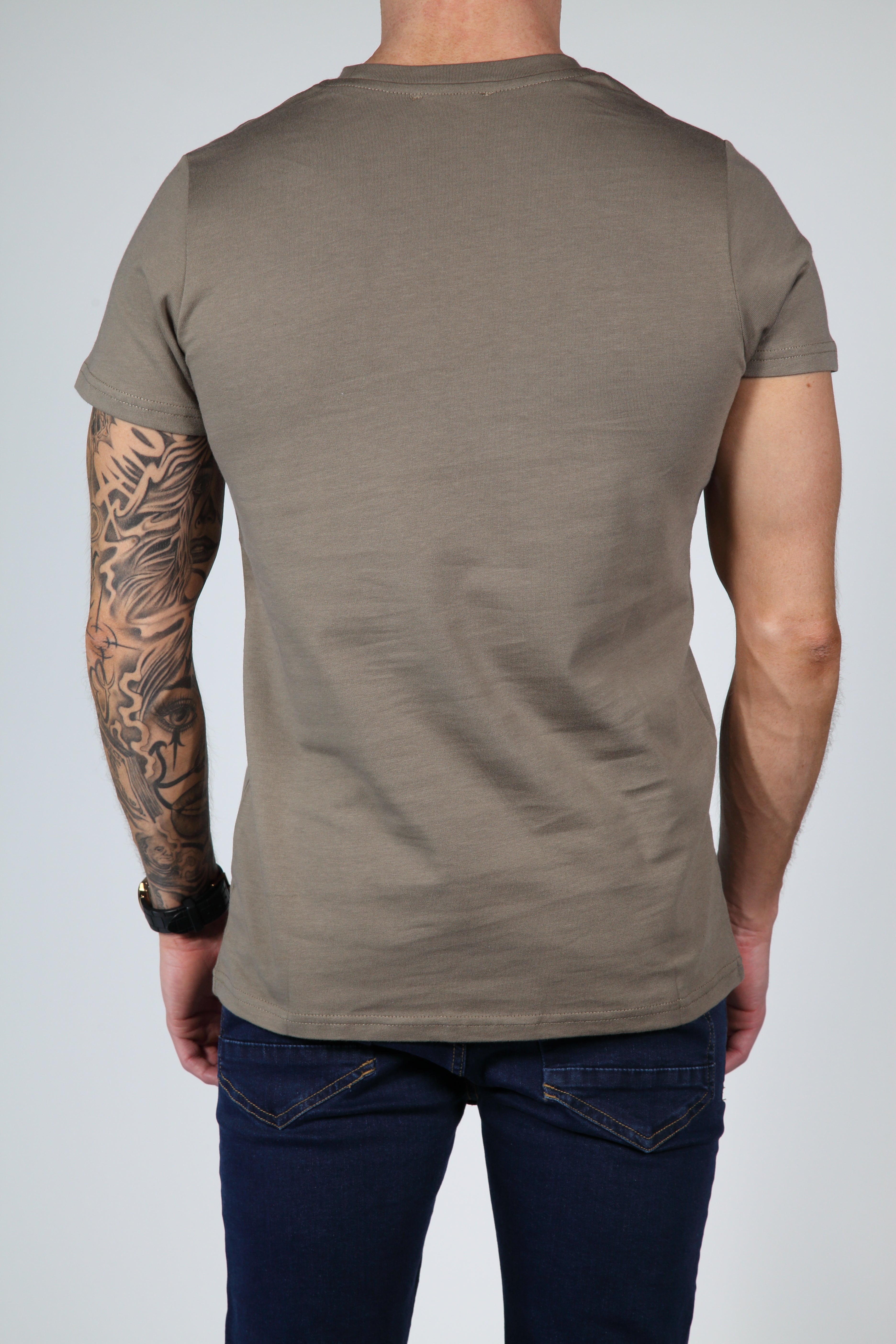 Camiseta marrón básica