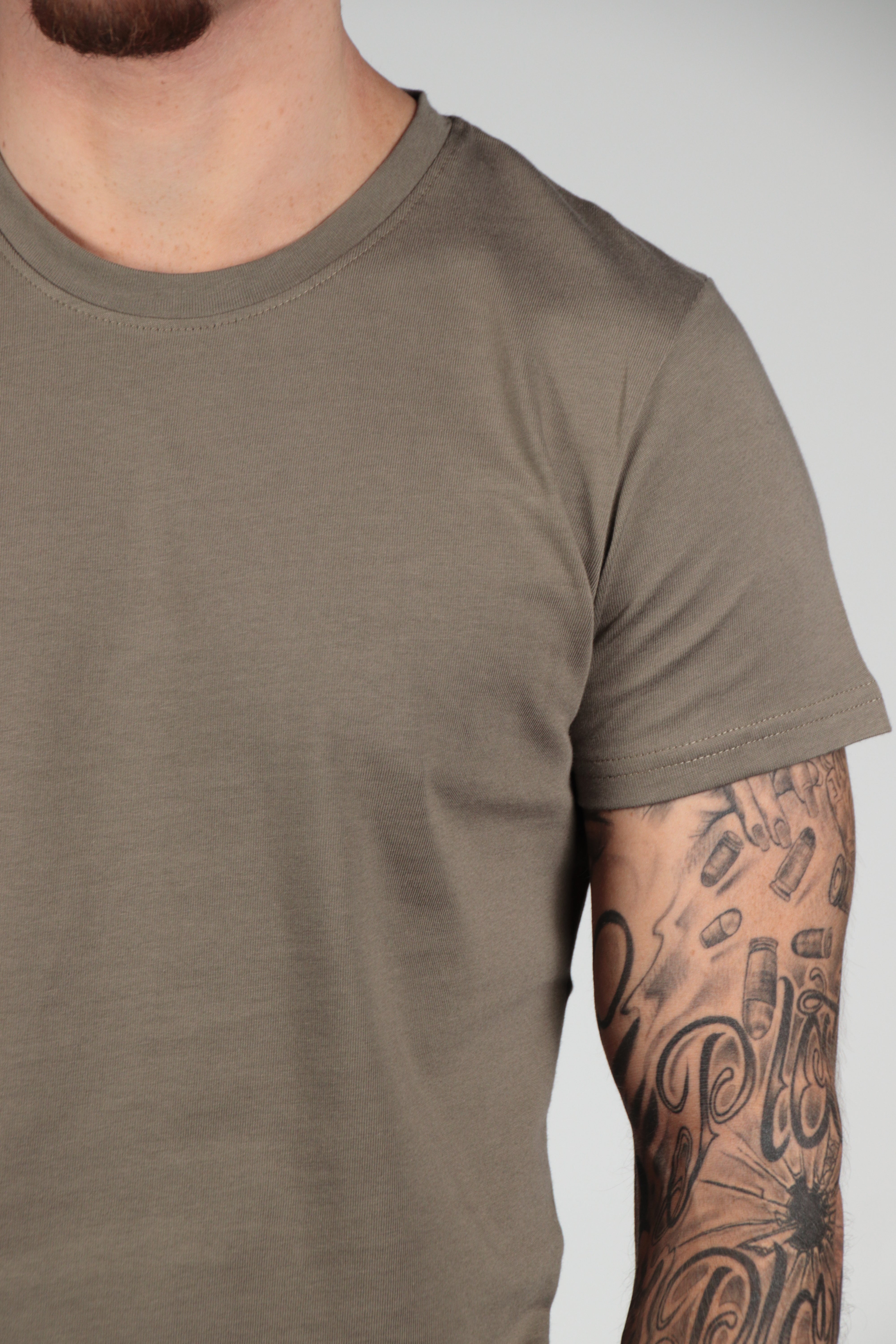Camiseta marrón básica