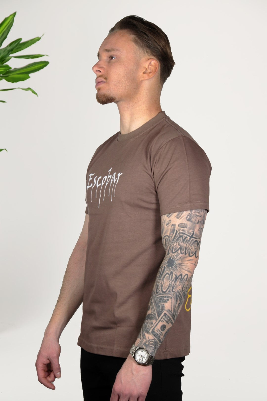 Camiseta escobar marrón