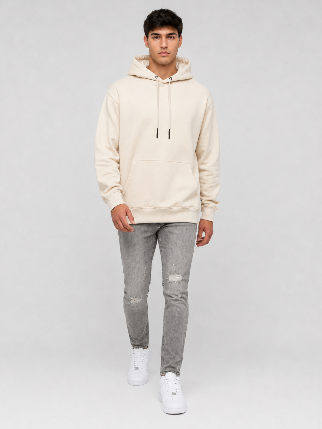 Daily Set Hoodie Arya Crème + Essential Ripped Jeans Grijs - Walking pose