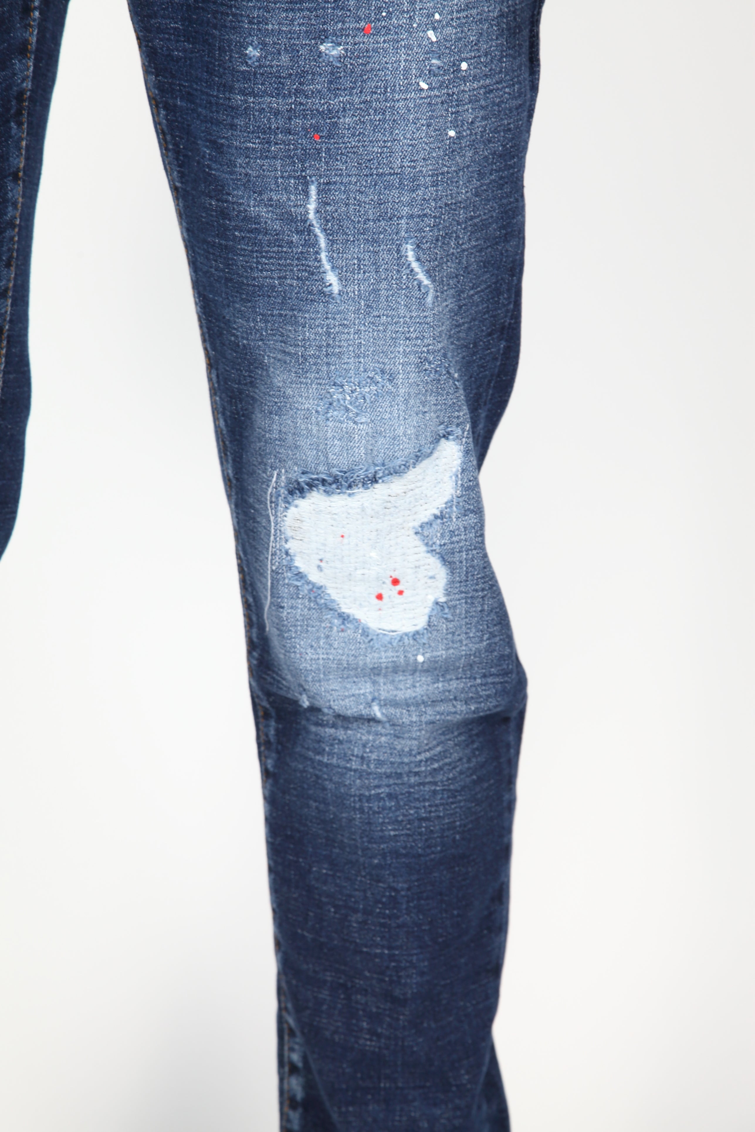 La Marina dei jeans strappati