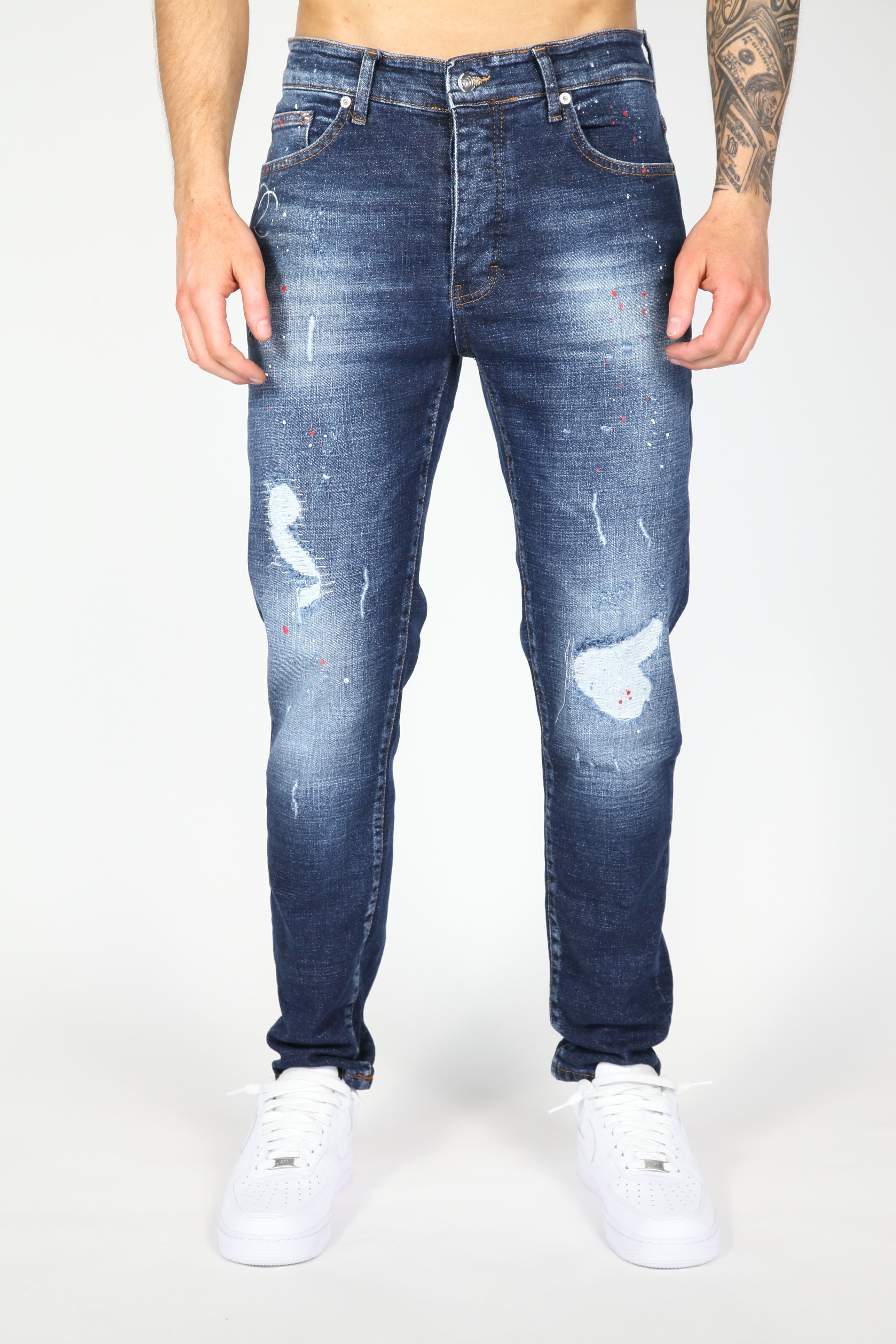 La Marina dei jeans strappati