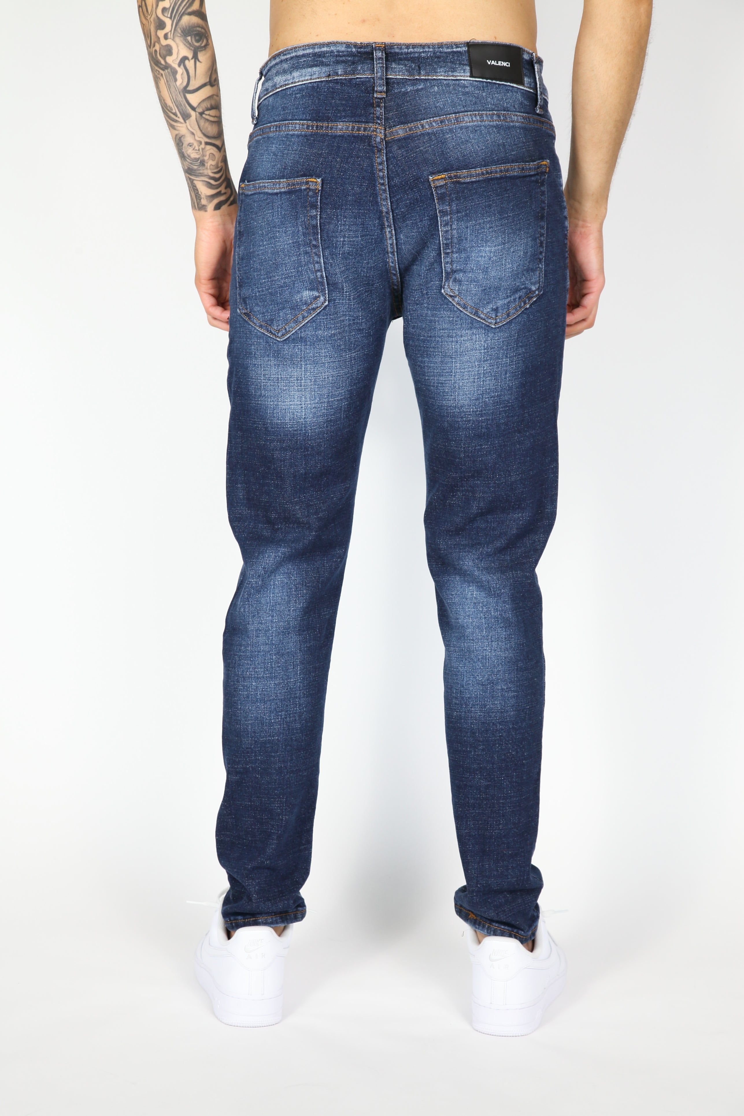La Marina dei jeans strappati