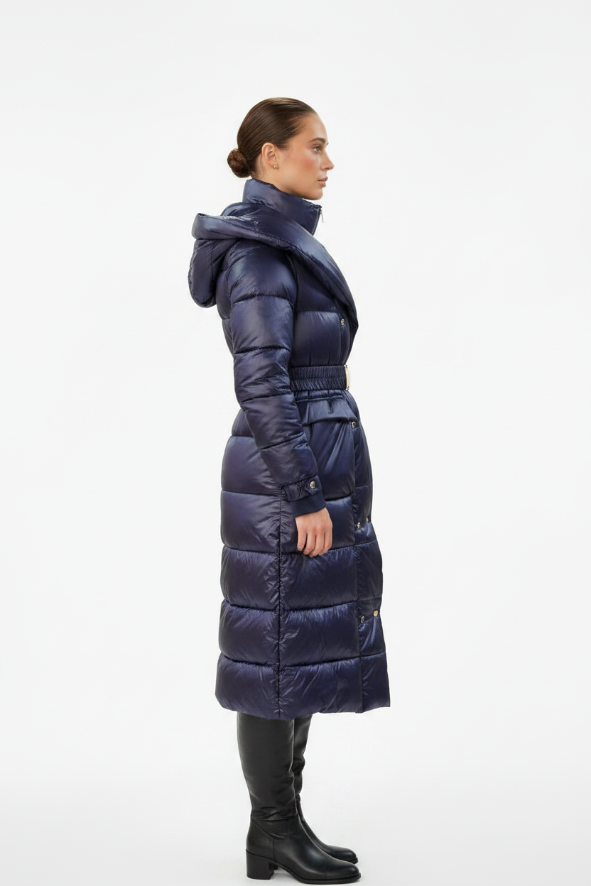 Milena glanzende navy winterjas dames - zijkant links hourglass silhouet