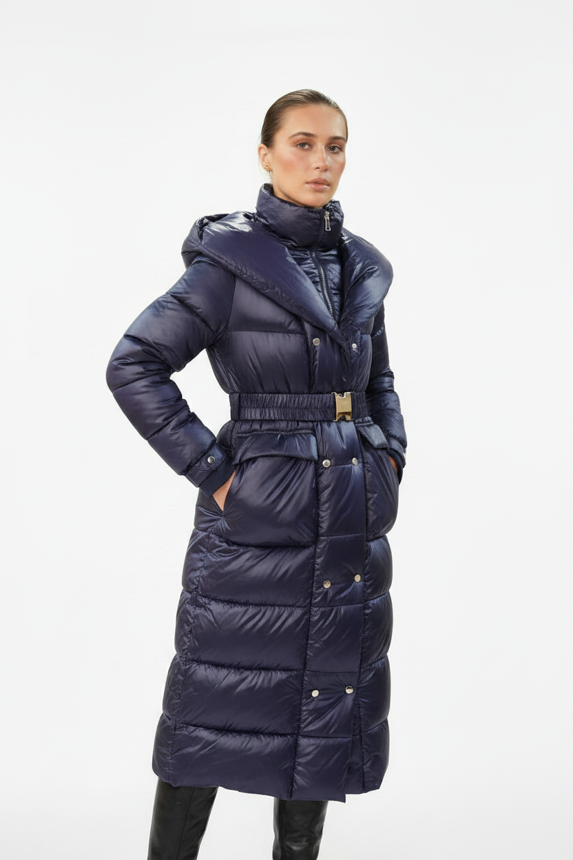Milena glanzende navy winterjas dames - three-quarter view gouden gesp detail