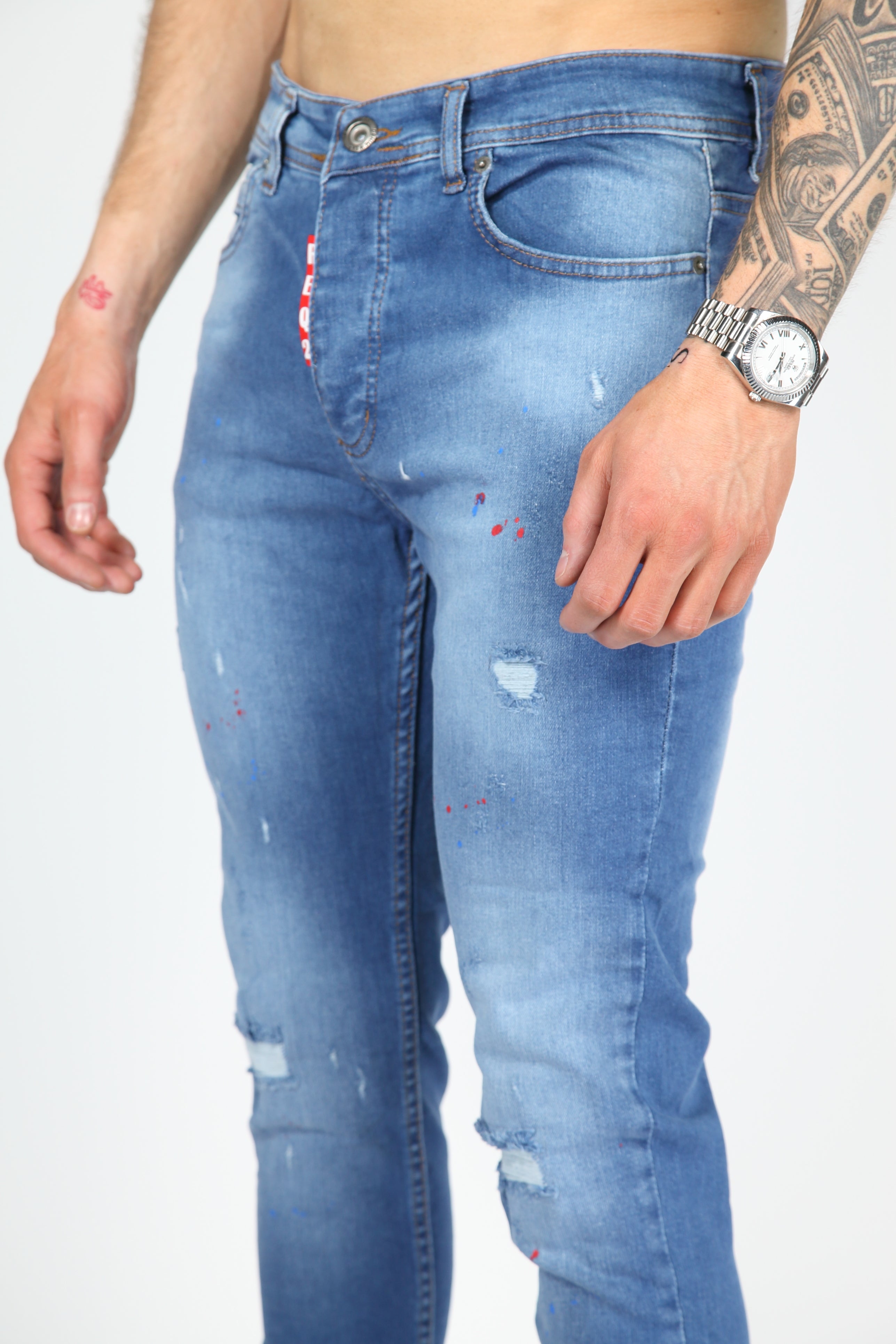 Il danno da strada danno jeans magri blu