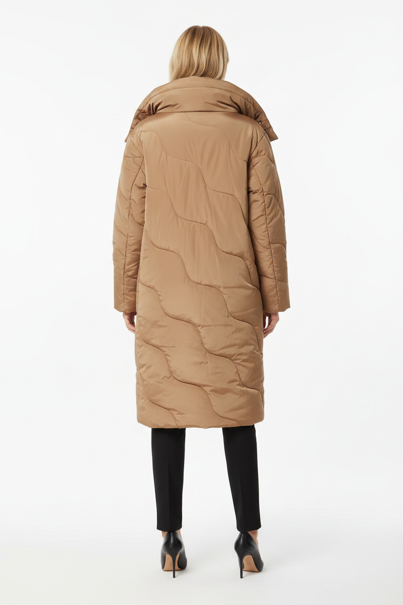 Vittoria camel winterjas dames - achteraanzicht golvend quilting patroon