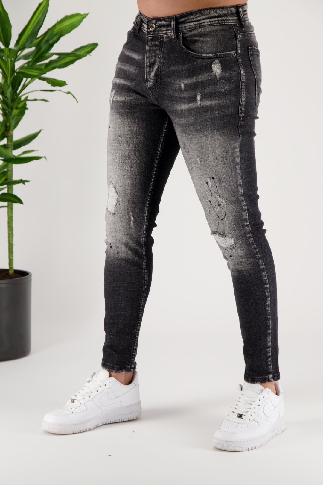 Un jean skinny éclaboussé gris