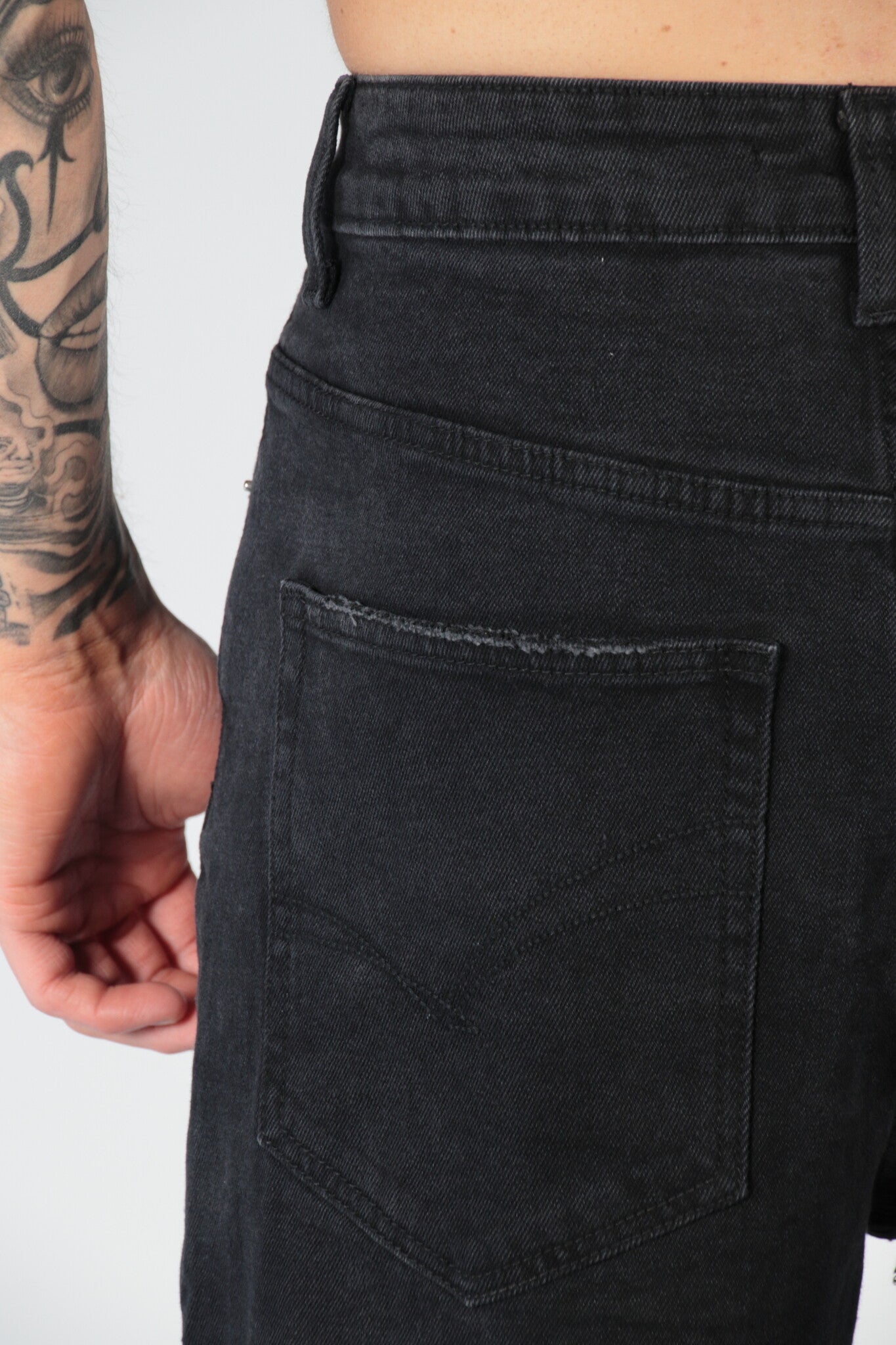 Los jeans rasgados negros