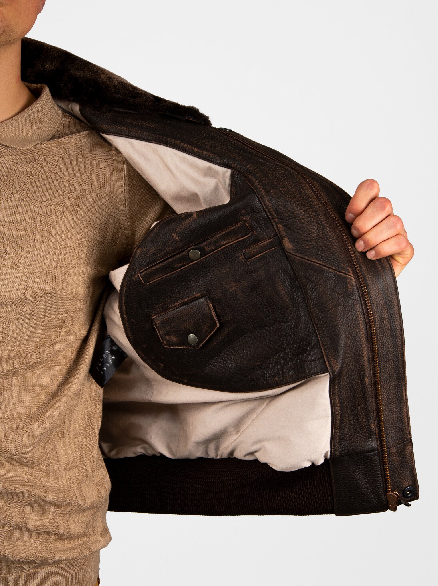 Schwarze Pufferjacke mit Kapuze