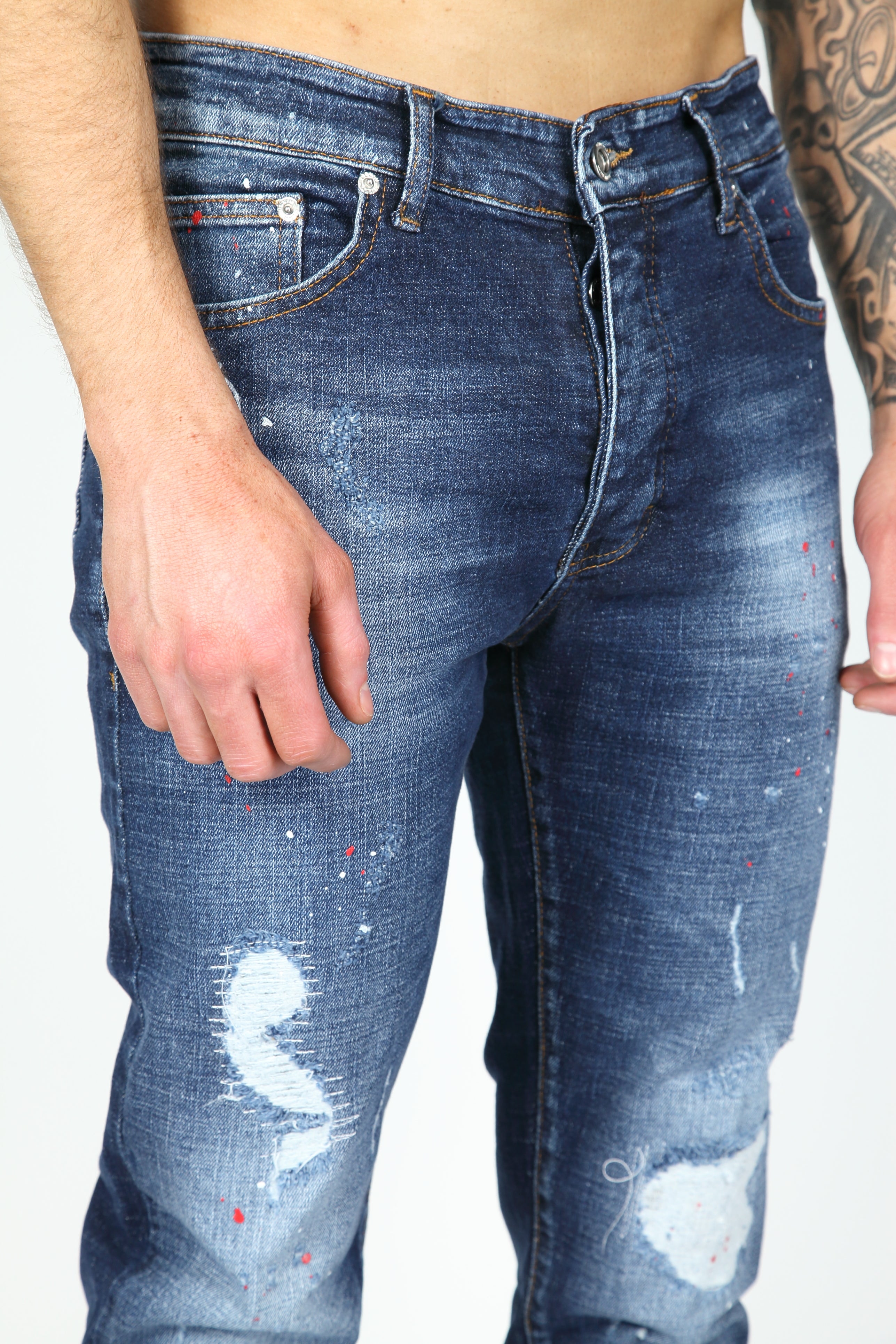 La Marina dei jeans strappati