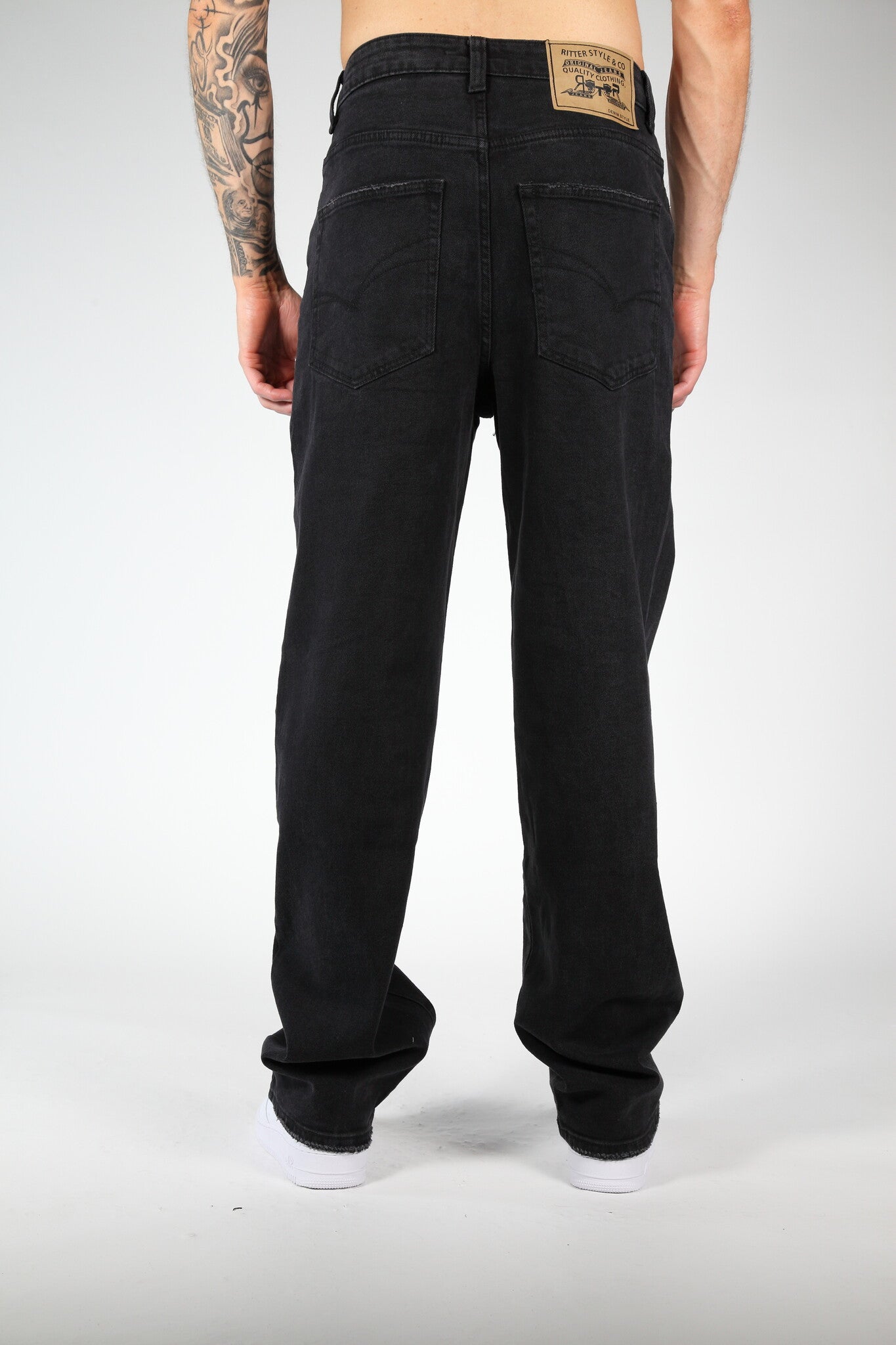 Die zerrissene Jeans schwarz