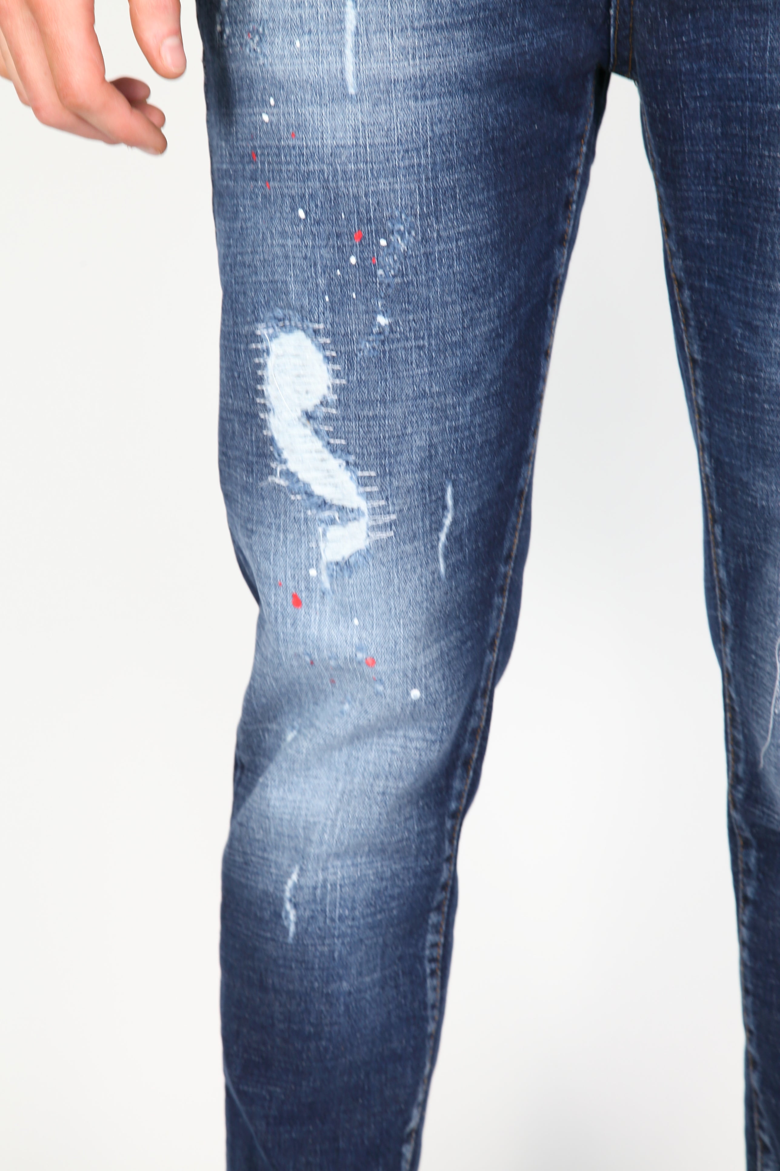La Marina dei jeans strappati