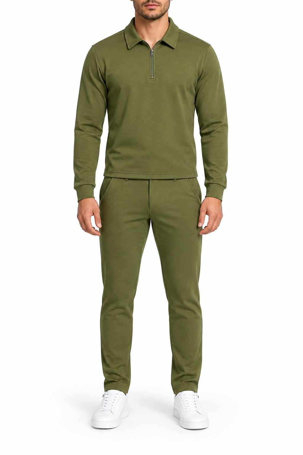 Model draagt de army-green Montreux Half-Zip Winter Set met polo-trui en slim fit chino