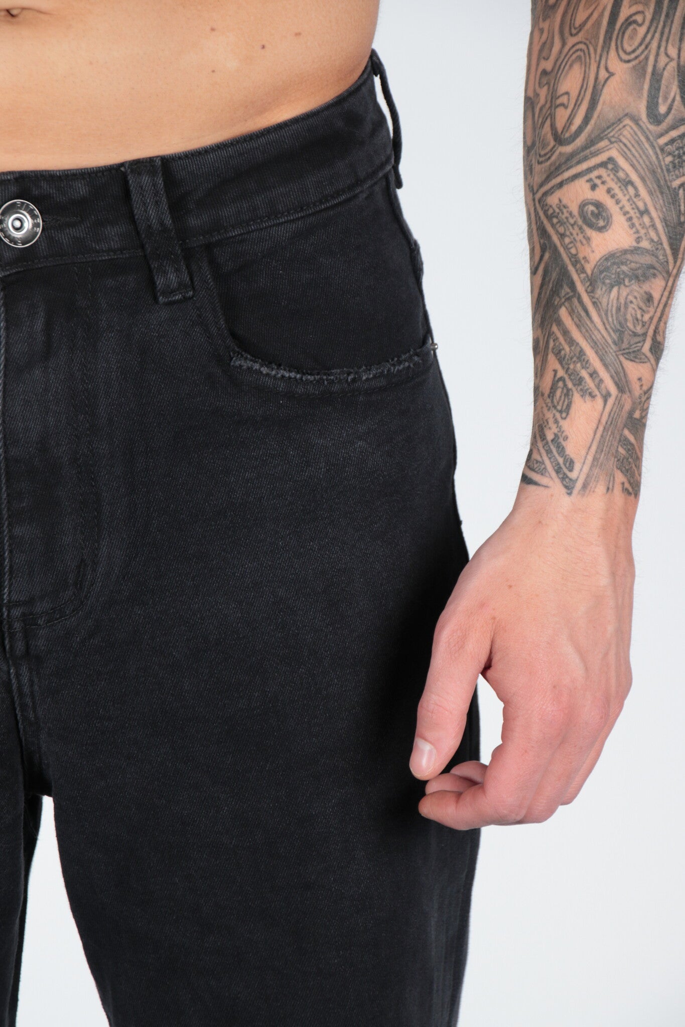 Die zerrissene Jeans schwarz
