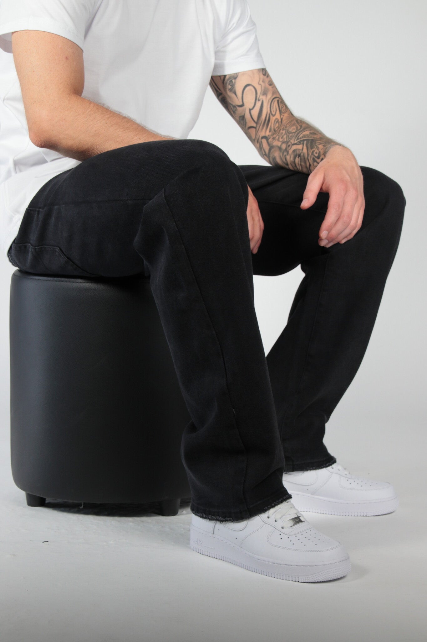 Die zerrissene Jeans schwarz